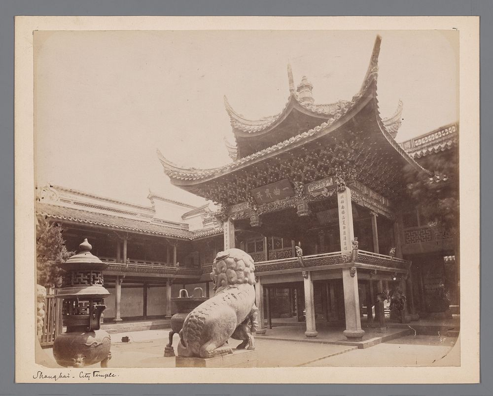 Gezicht op vermoedelijk de Chenghuangtempel van Shanghai (1850 - 1900) by anonymous