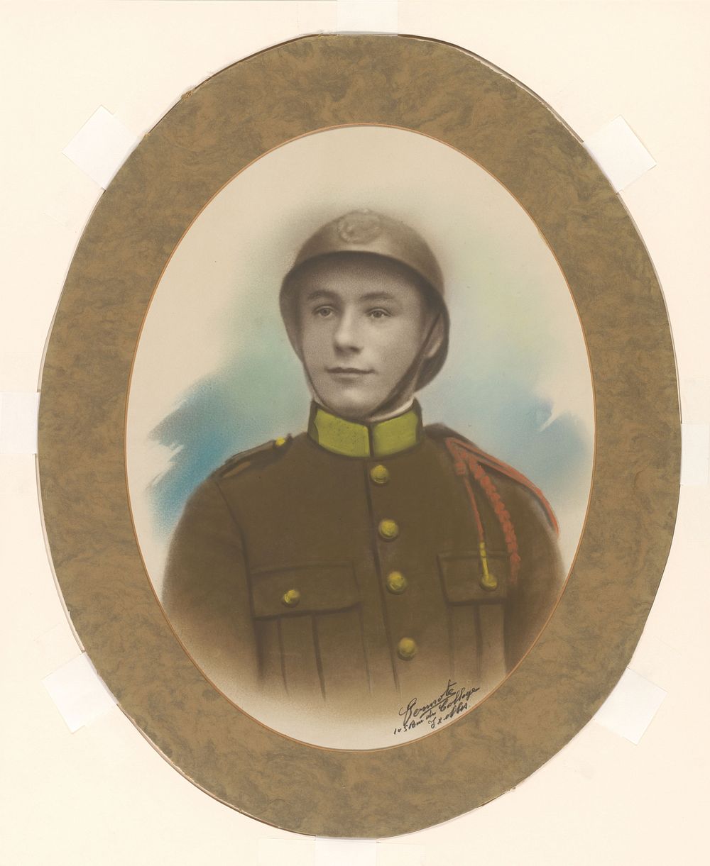 Portret van een onbekende soldaat in militair uniform (1914 - 1918) by Bermote