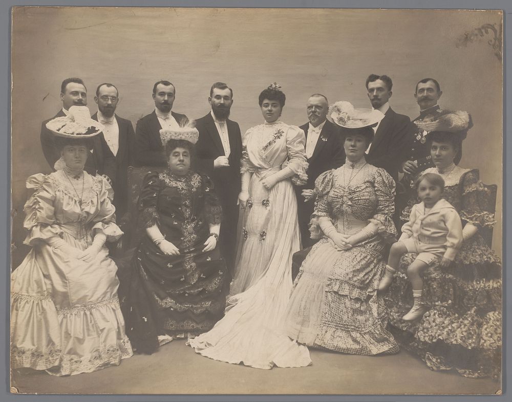 Groepsportret van een onbekende Franse familie en een bruidspaar (1890 - 1910) by anonymous