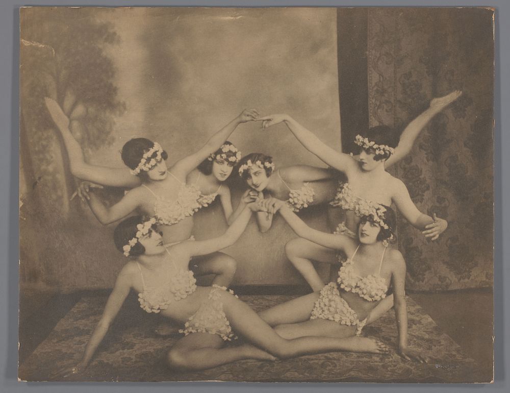 Groepsportret van onbekende danseressen (1910 - 1930) by Quick Studio
