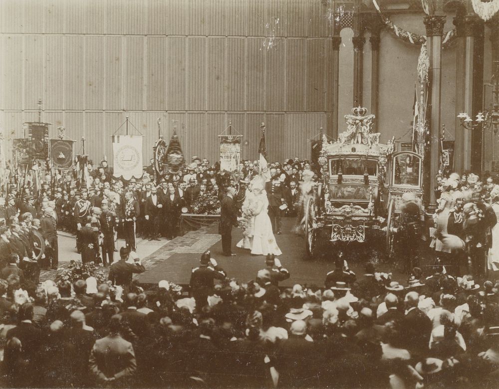 Koningin Wilhelmina ontvangt De Gouden koets als geschenk van de bevolking van Amsterdam (1898) by Sigling and Lukera…