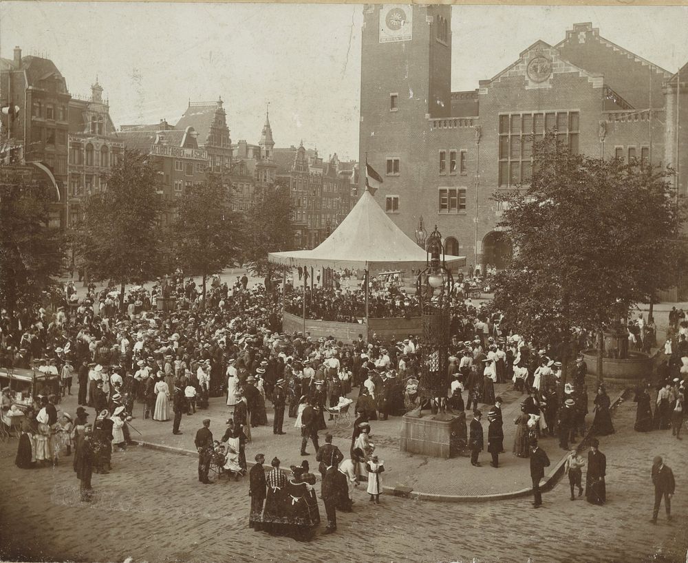 Amsterdamsche Postharmonie op het Beursplein te Amsterdam (1907) by Machiel Hendricus Laddé and anonymous