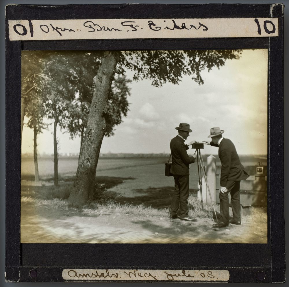 Twee fotografen met camera op de Amstelveenseweg (1908) by Bernard Eilers
