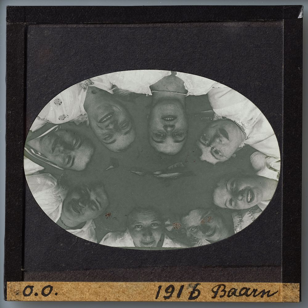 Acht jonge vrouwen in een cirkel, van onder gefotografeerd (1916) by anonymous