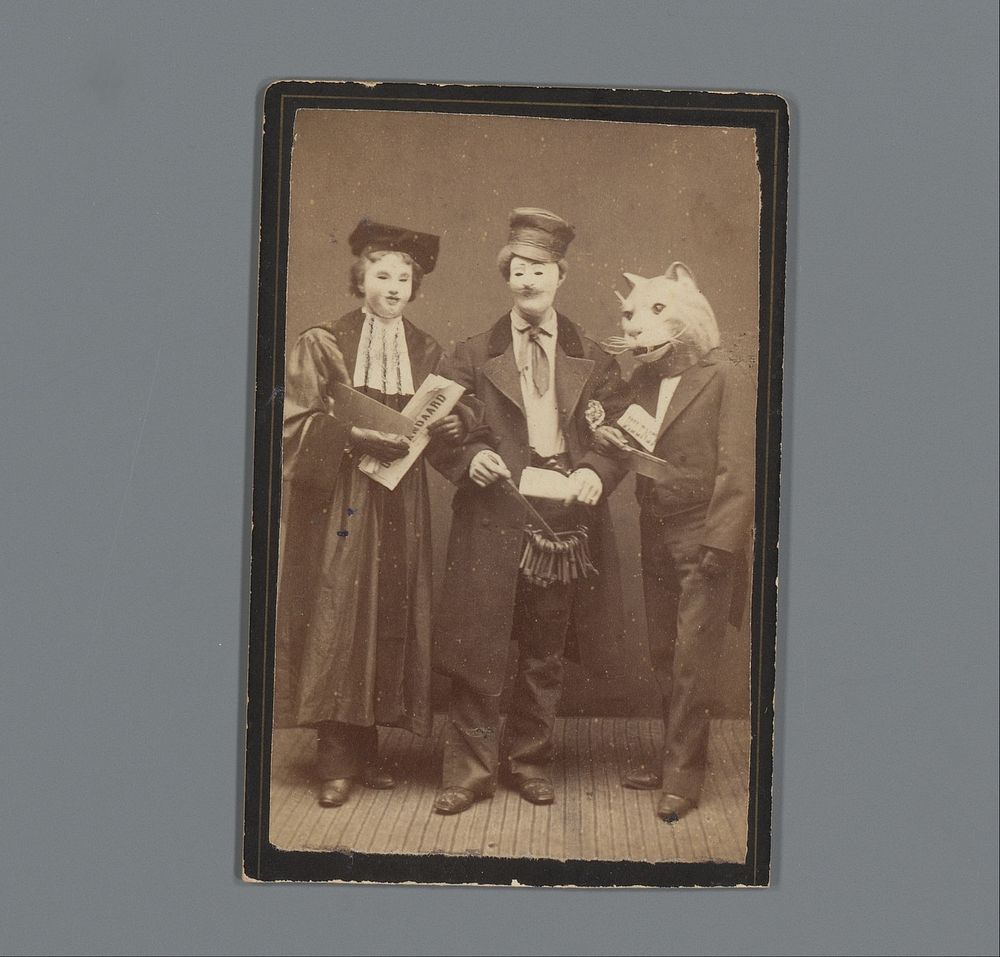 Portret van drie onbekende gekostumeerde mannen met maskers, van voren gezien (1872 - 1889) by anonymous