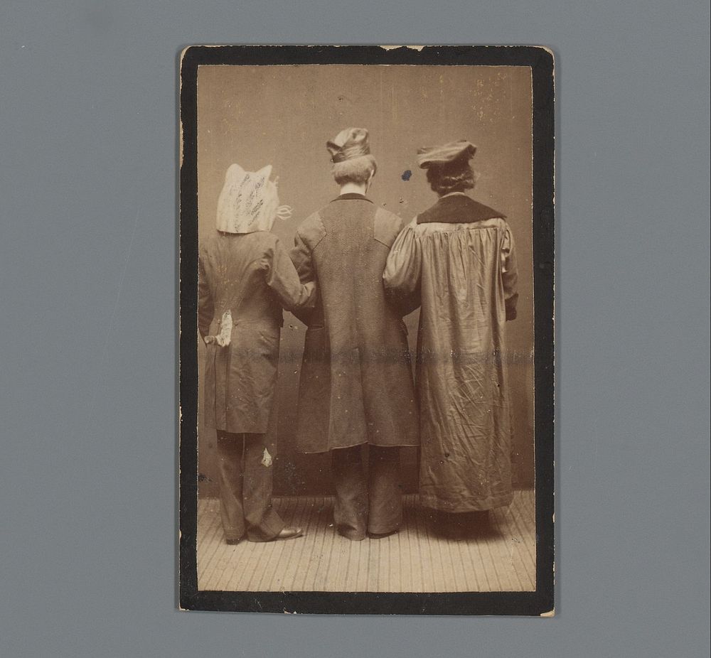Portret van drie onbekende gekostumeerde mannen met maskers, van achteren gezien (1872 - 1889) by anonymous