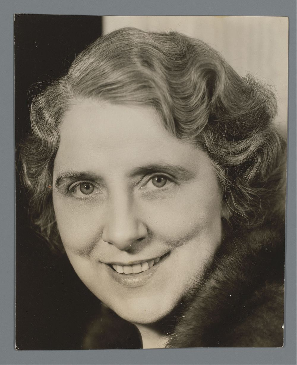 Portret van een onbekende vrouw, mogelijk een actrice (1947) by anonymous