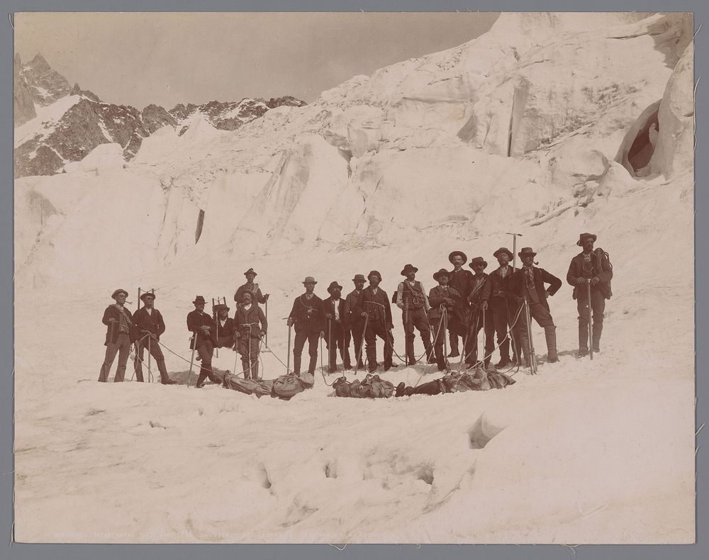 Groepsportret van onbekende bergers acht dagen na een ramp in het Mont Blanc Massief op 18 augustus 1895 (1895) by anonymous
