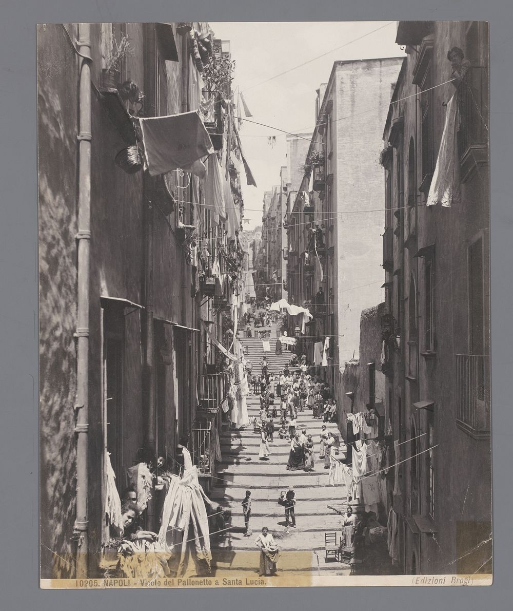Straatgezicht in Santa Lucia te Napels (1880 - 1920) by Giacomo Brogi