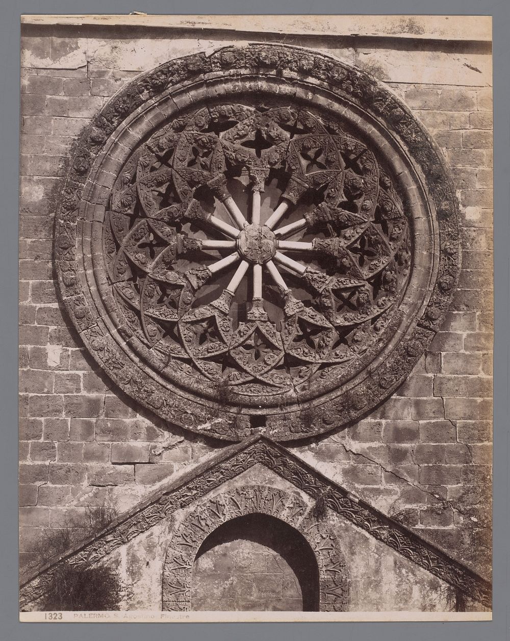Roosvenster boven het voorportaal van Sant'Agostino te Palermo, Sicilië (1857 - 1914) by Giorgio Sommer