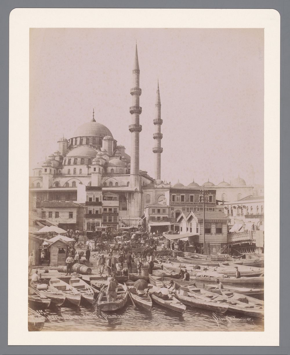 Gezicht op de Yeni Cami aan de Gouden Hoorn (1888 - 1900) by Sébah and Joaillier