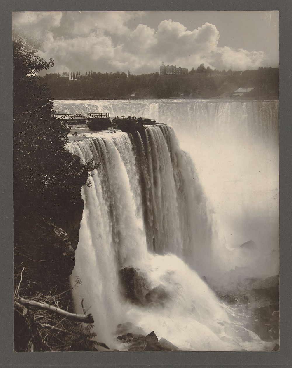 Gezicht op de Niagarawatervallen (1880 - 1900) by H F Nielson