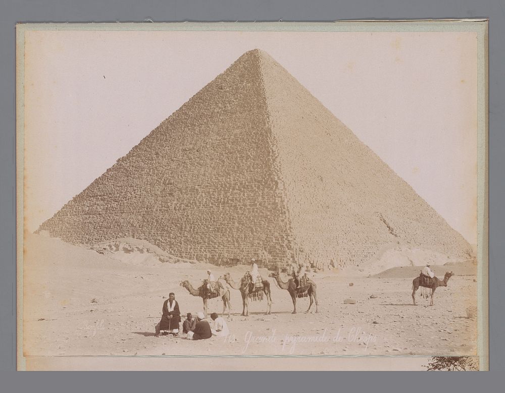 Gezicht op de Piramiden van Gizeh (1860 - 1900) by anonymous