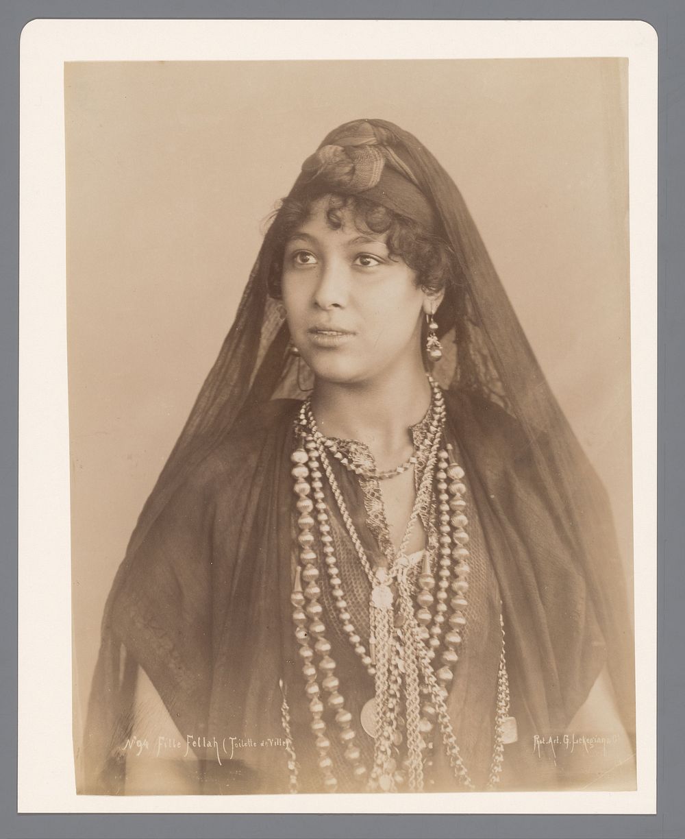 Portret van een onbekende Fellah vrouw (1887 - 1900) by G Lekegian and Co