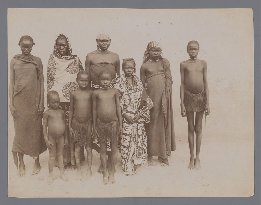 Groepsportret van negen onbekende vrouwen en kinderen uit Frans-Equatoriaal-Afrika (1887 - 1900) by G Lekegian and Co