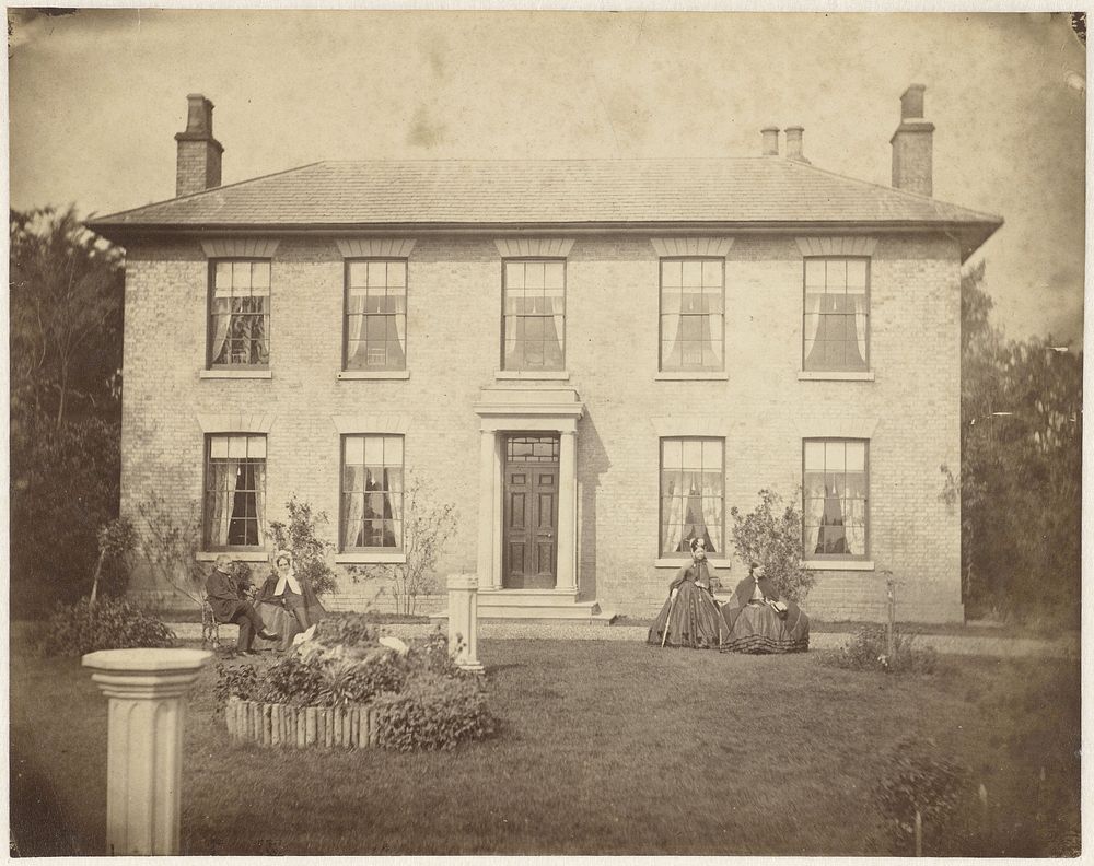 Vier onbekende personen voor een landhuis in Engeland (1851 - 1890) by anonymous