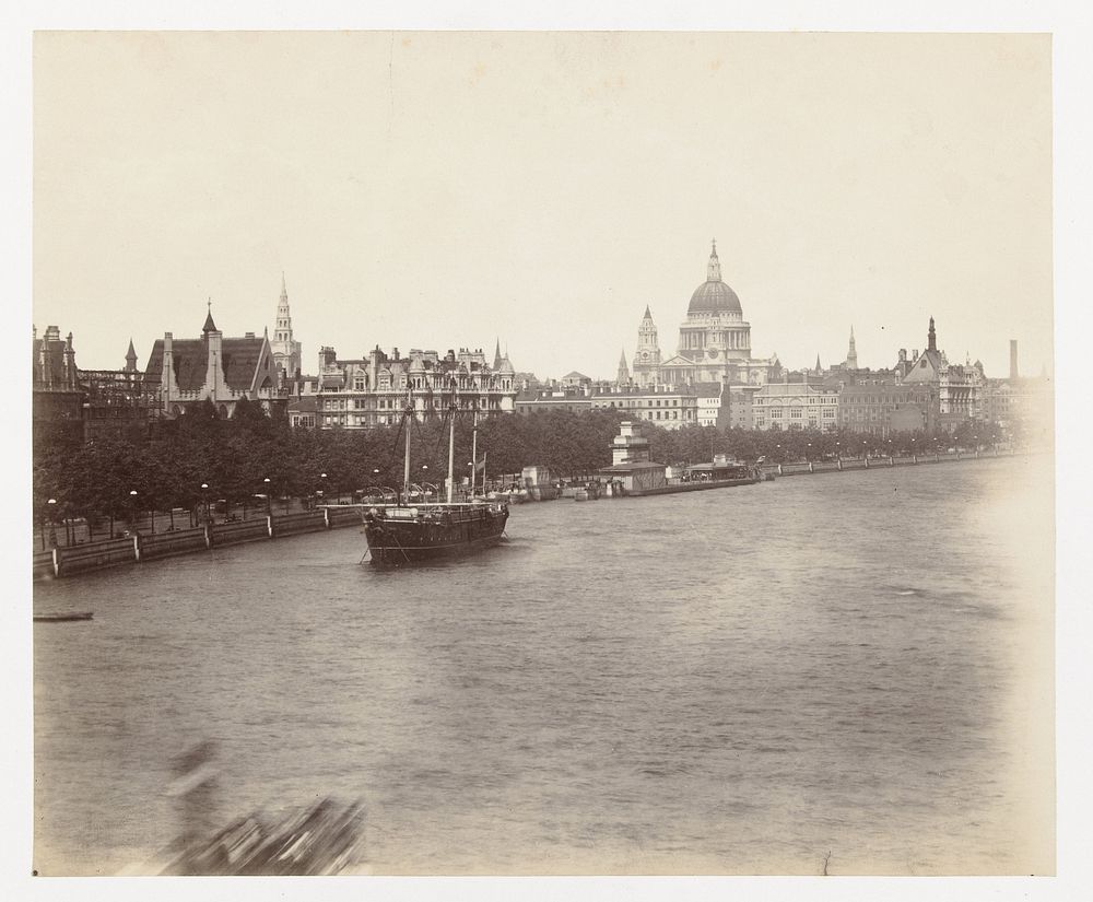 Gezicht op de Theems met St. Paul's Cathedral in Londen (1855 - 1900) by anonymous