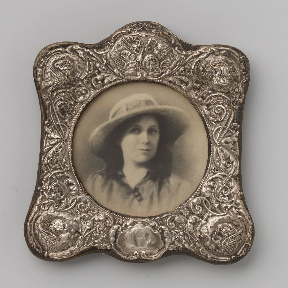 Portret van een onbekende vrouw met hoed (1880 - 1900) by anonymous