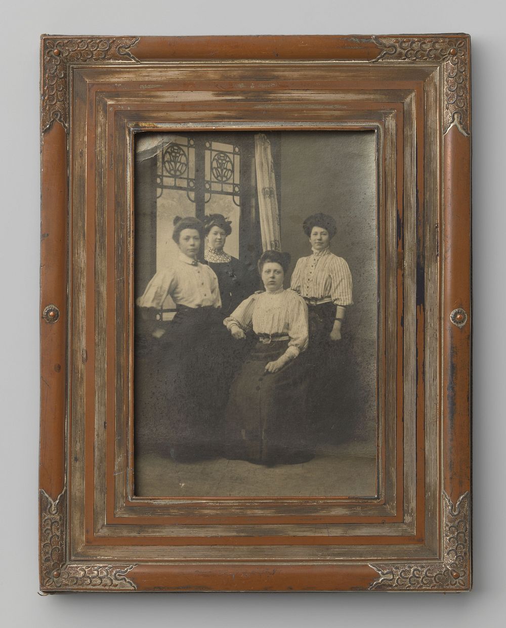 Portret van vier onbekende vrouwen (1880 - 1900) by anonymous