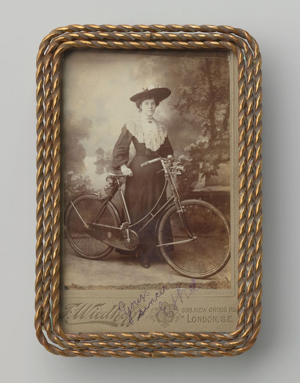 Portret van een onbekende vrouw met een fiets (1900 - 1909) by Frederick Wiedhofft