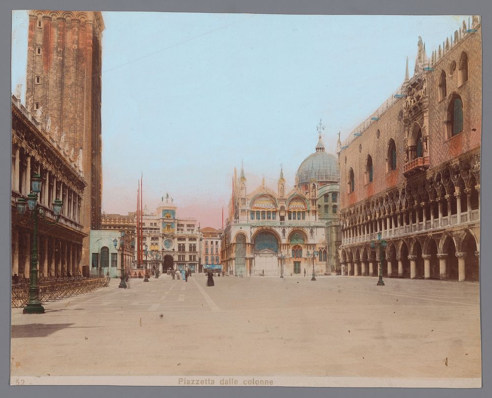 Gezicht op het Piazza San Marco richting de San Marcobasiliek te Venetië (1851 - 1900) by anonymous