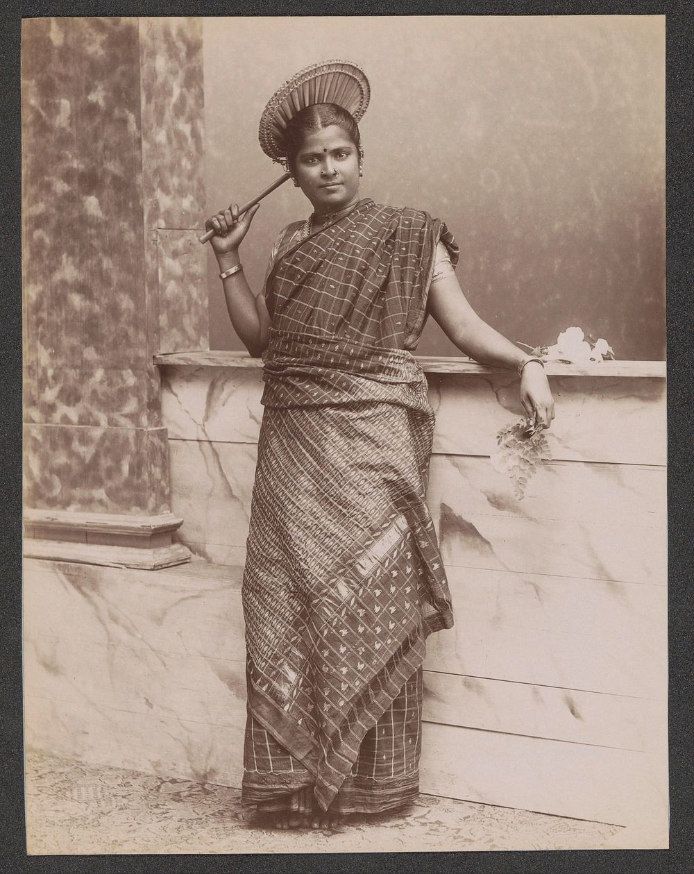 Studioportret van een onbekende jonge vrouw, Ceylon (1870 - 1900) by anonymous