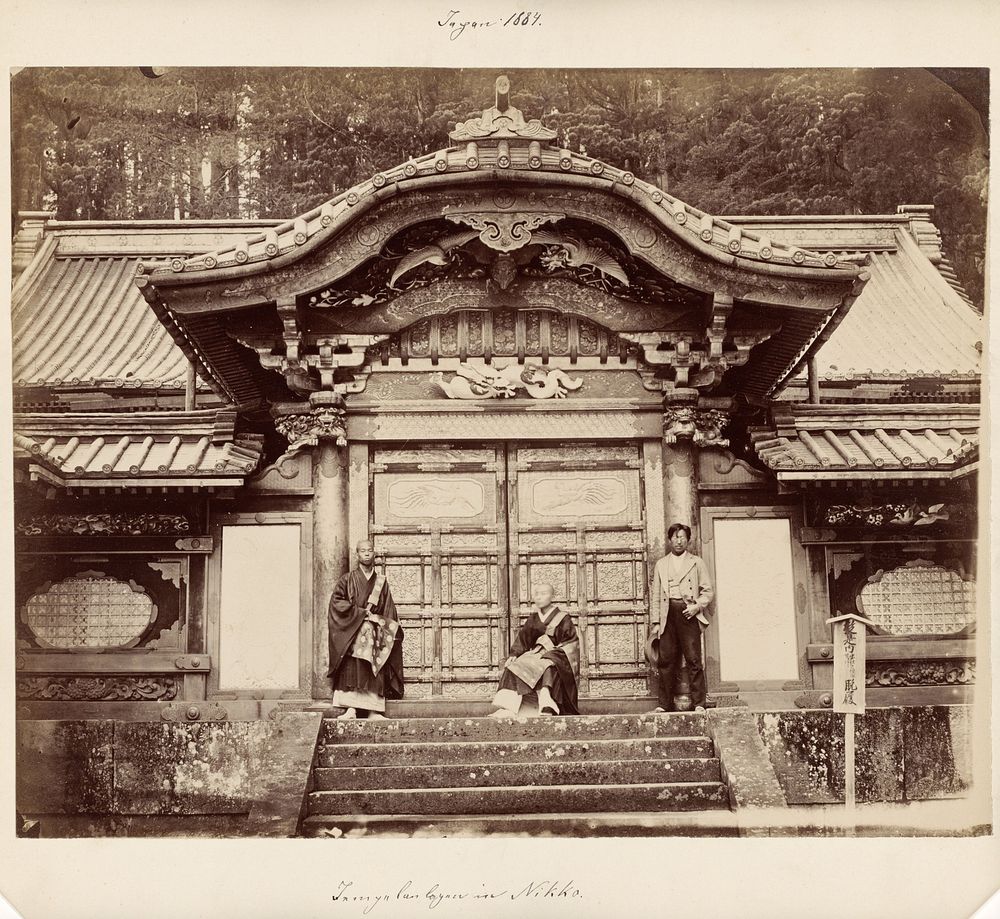 Gezicht op Taiyū-in Reibyō Karamon op het tempelcomplex bij Nikko, Japan (1884) by anonymous