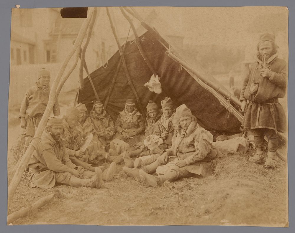 Groepsportret van onbekende Sami achter een windscherm (1860 - 1900) by anonymous