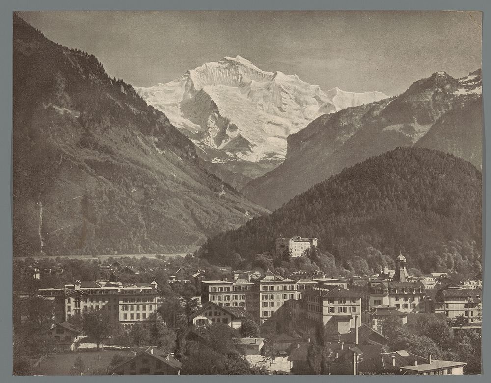 Gezicht in Interlaken, in de verte de Jungfrau (1892 - 1896) by anonymous, Brunner and Hauser and Brunner and Hauser