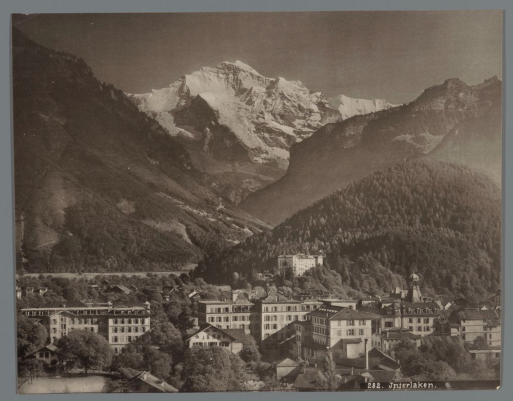 Gezicht in Interlaken, in de verte de Jungfrau (1870 - 1930) by anonymous and anonymous