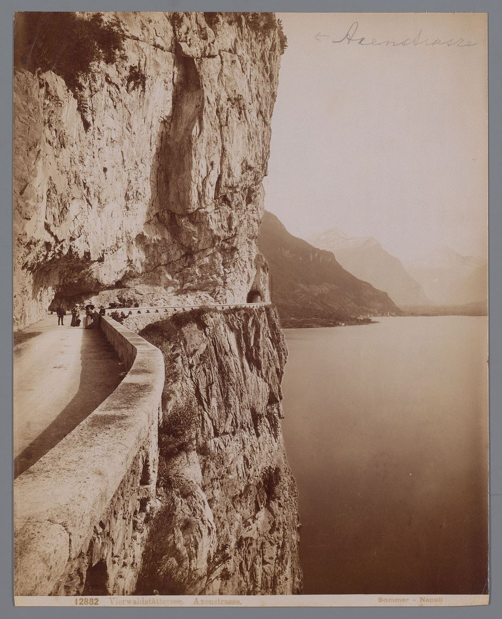 Axenstrasse langs het Vierwoudstrekenmeer in Zwitserland (1863 - 1914) by Giorgio Sommer