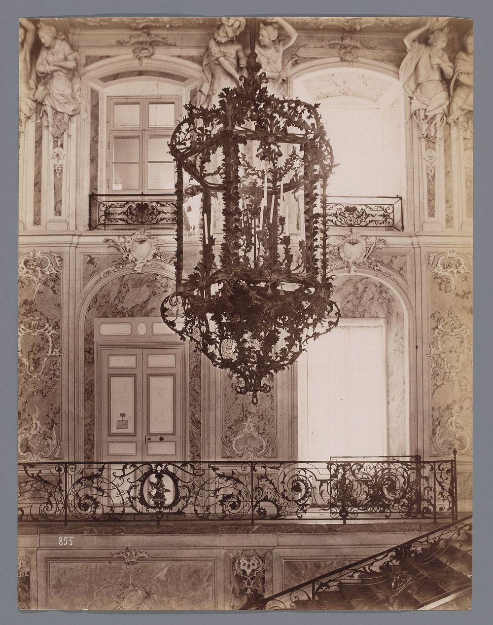Kandelaar in trappenhuis, Neurenberg (1889) by Anselm Schmitz