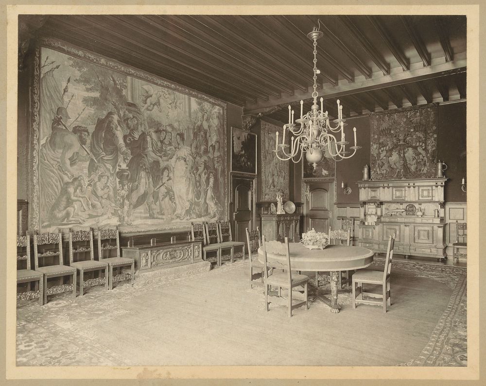 Eetkamer met wandkleden aan de muur (1903) by Johannes Lüpke and anonymous