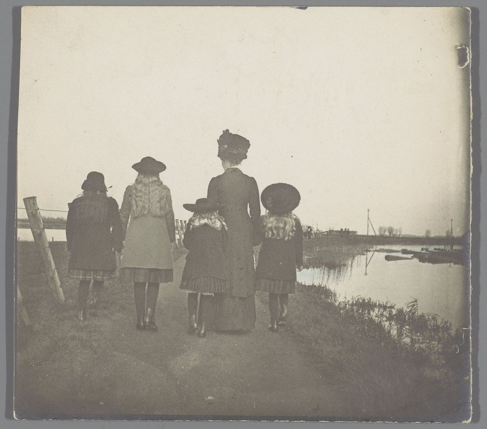 Moeder met vier meisjes in een polder langs de Rotte (c. 1905 - c. 1910) by anonymous