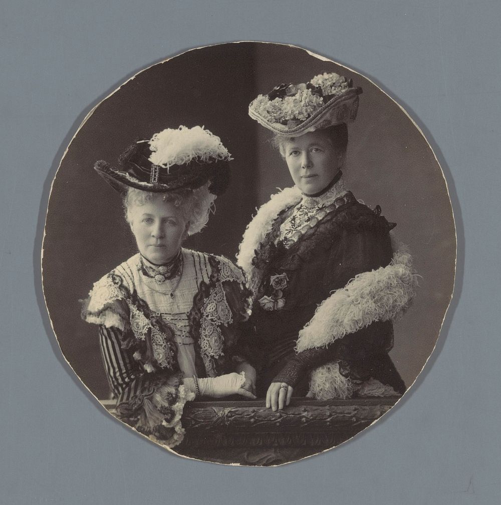 Portret van twee onbekende vrouwen met hoeden (c. 1900 - c. 1910) by Rumbler