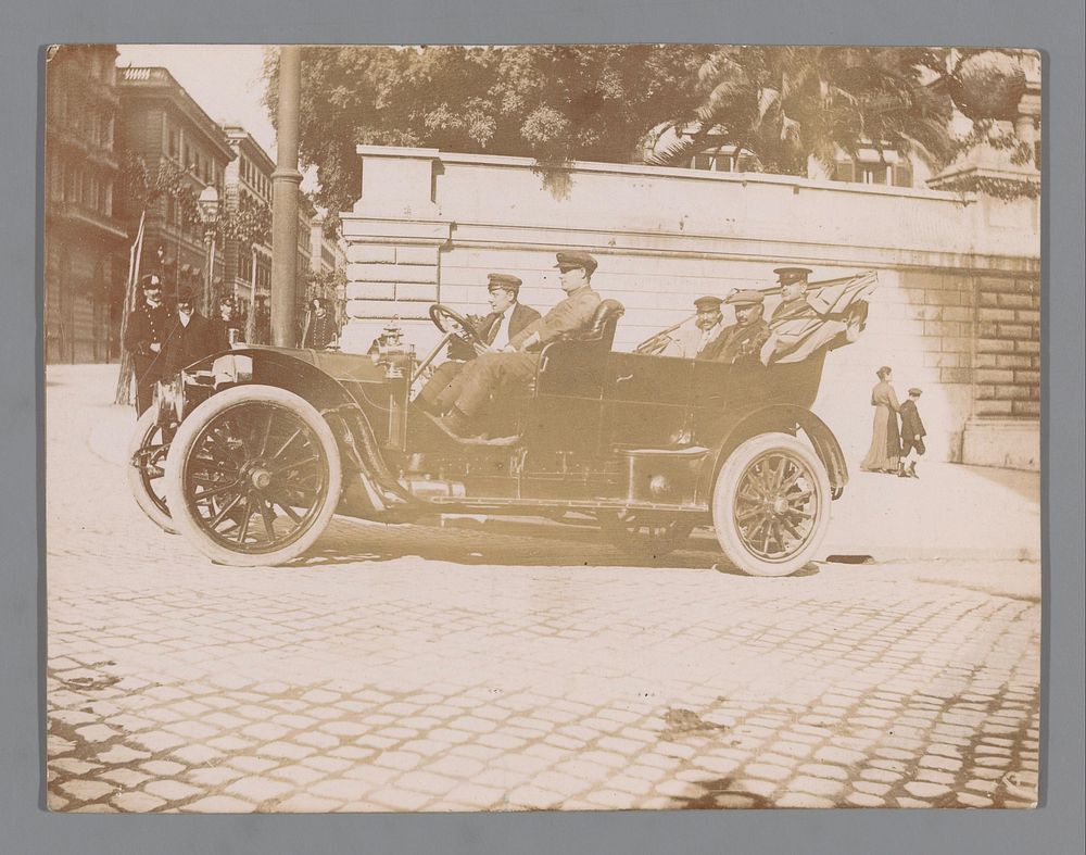 Onbekend gezelschap in een auto (c. 1915 - c. 1925) by anonymous