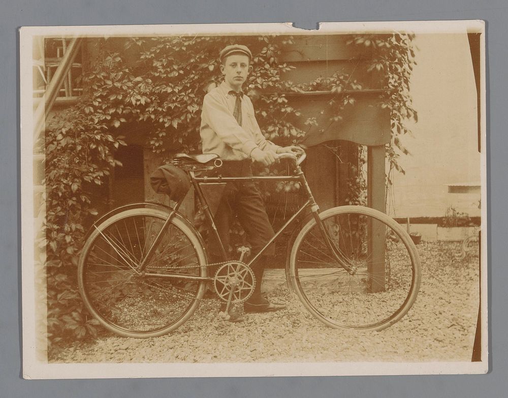 Portret van een onbekende jongen (vermoedelijk) in padvindersuniform met een fiets (c. 1890 - c. 1910) by anonymous