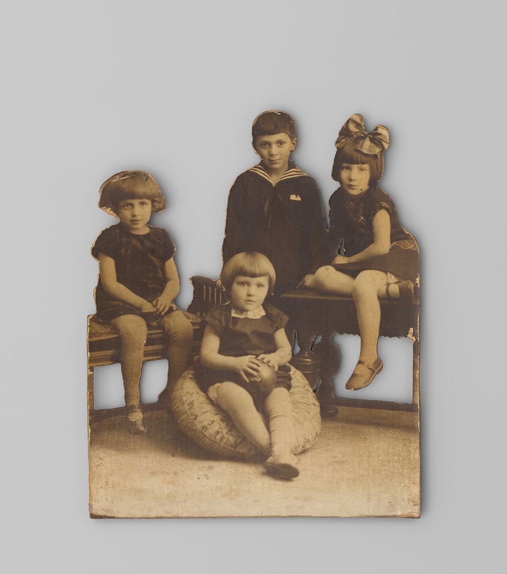 Groepsportret van vier onbekende kinderen (1900 - 1930) by anonymous