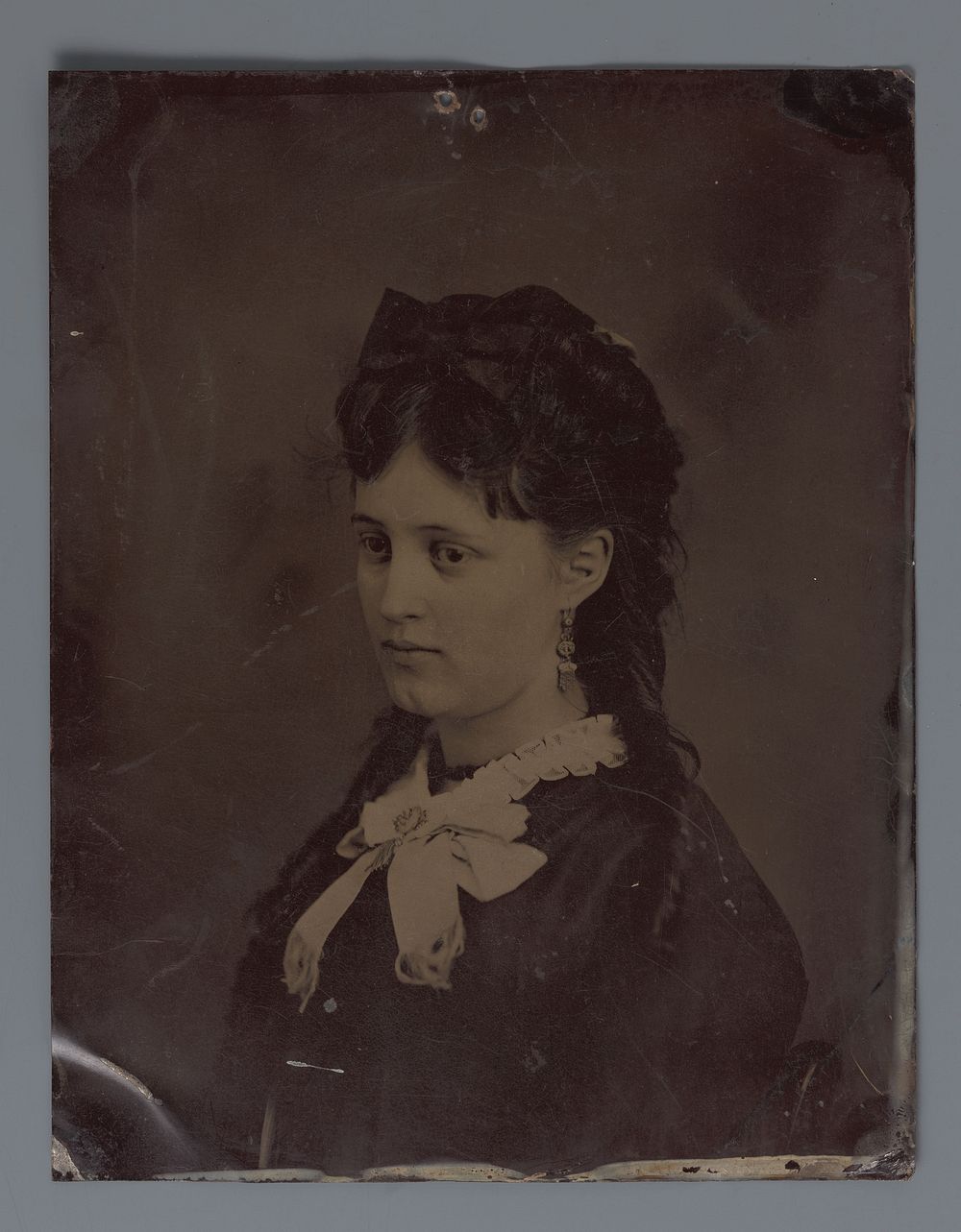Portret van een onbekende vrouw (1855 - 1900) by anonymous