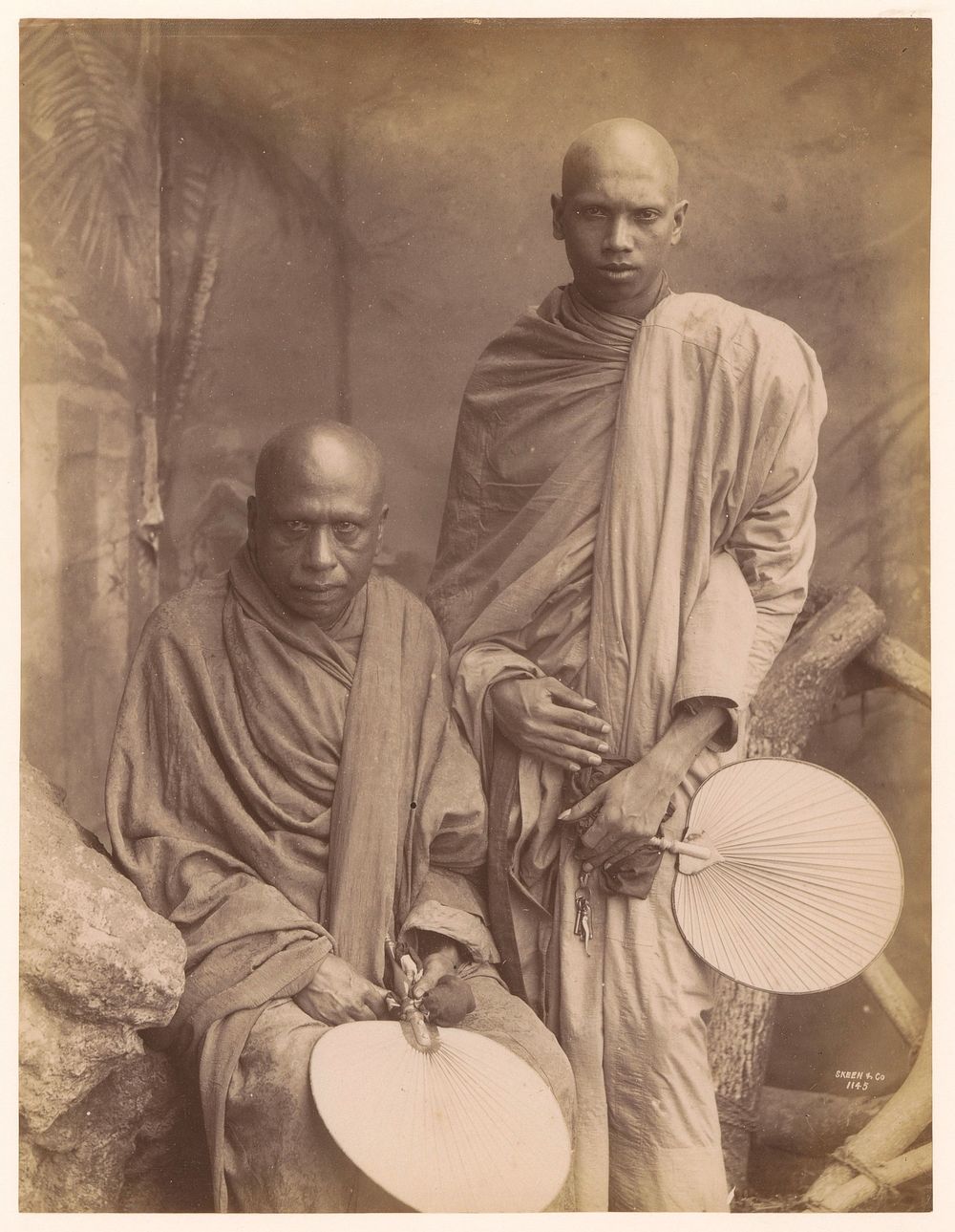Studioportret van twee onbekende boeddhistische monniken, Ceylon (1862 - 1903) by W L H Skeen and Co