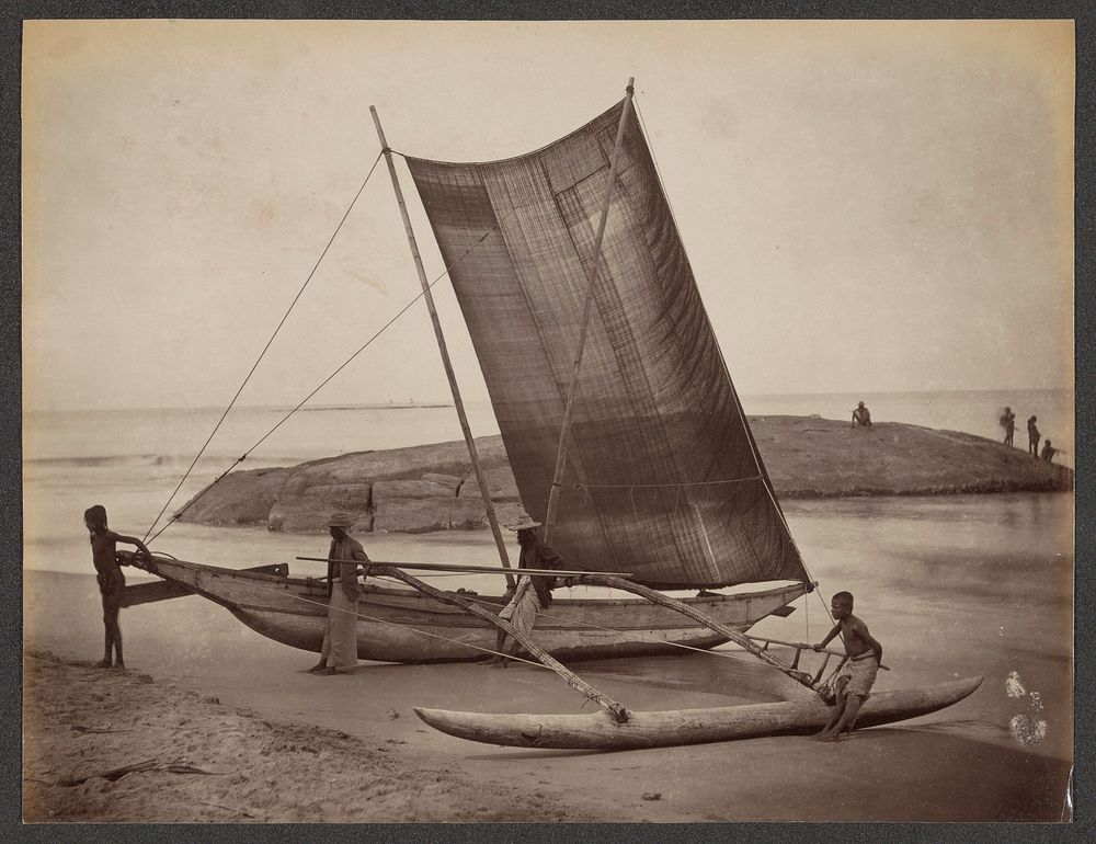 Zeilschip op het strand van Ceylon (1860 - 1880) by anonymous