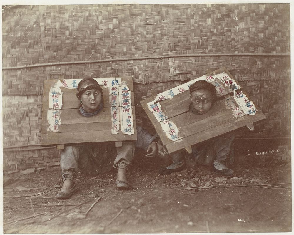 Twee Chinese gevangenen met hun hoofden in houten borden (1860 - 1885) by Raimund von Stillfried Ratenitz and Felice Beato