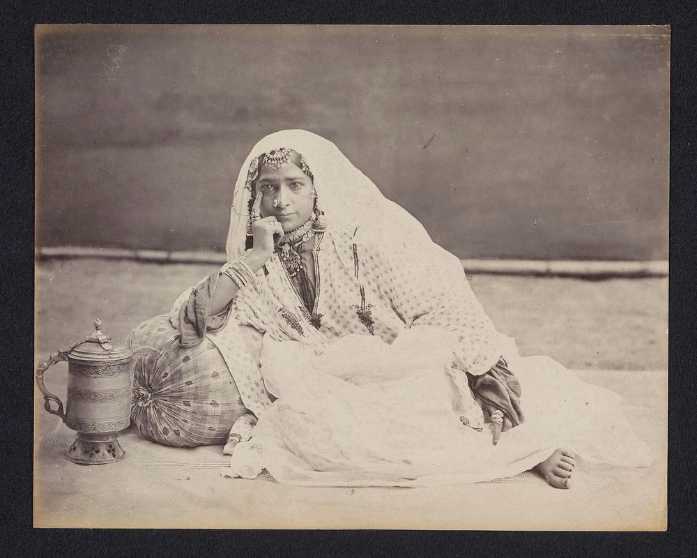Portrait of an unknown woman with a can, Jammu & Kashmir, India (1860 - 1870) by anonymous and Francis Frith and Co