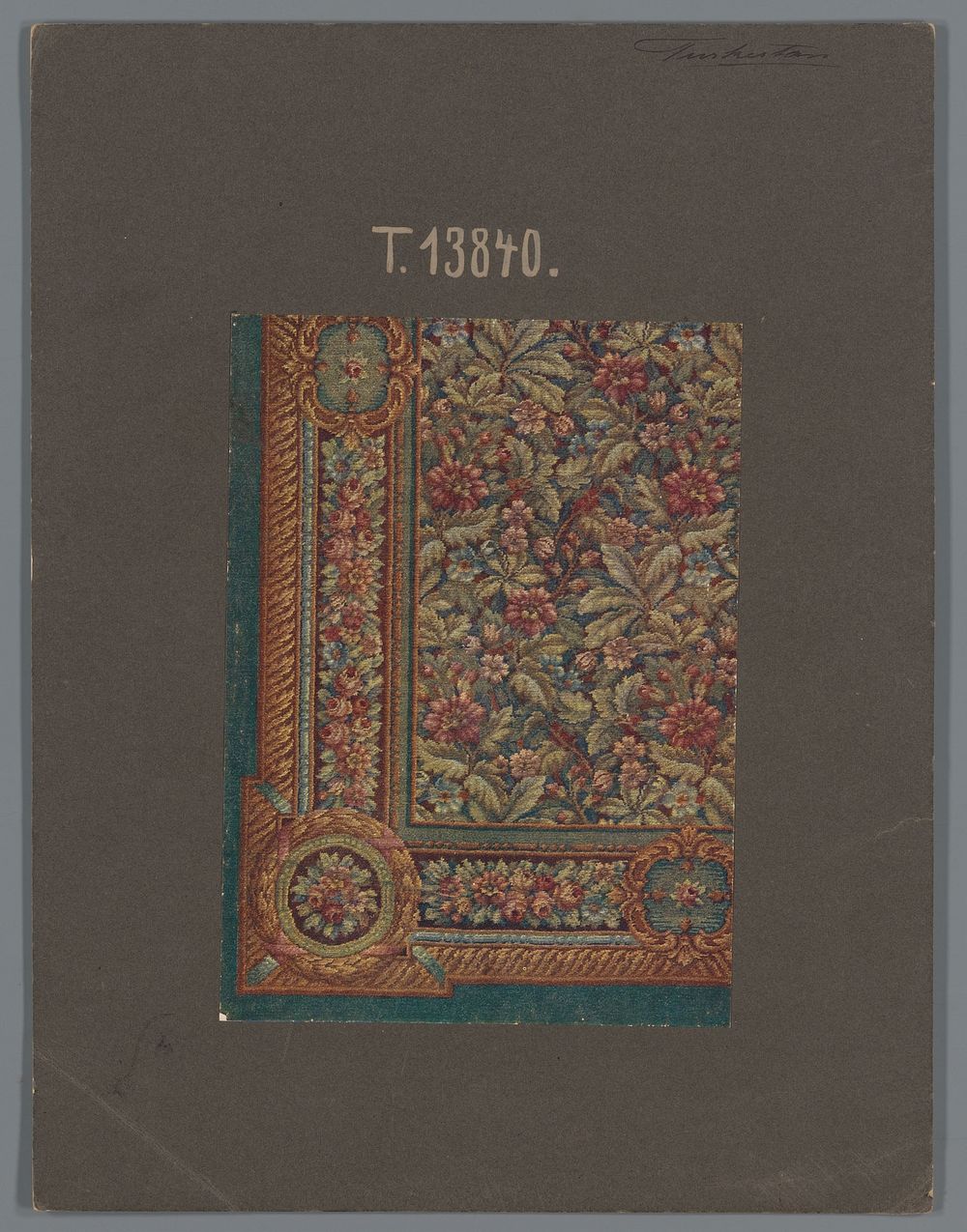 Deel van een tapijt met bloemenpatroon (in or after 1907 - 1929) by anonymous