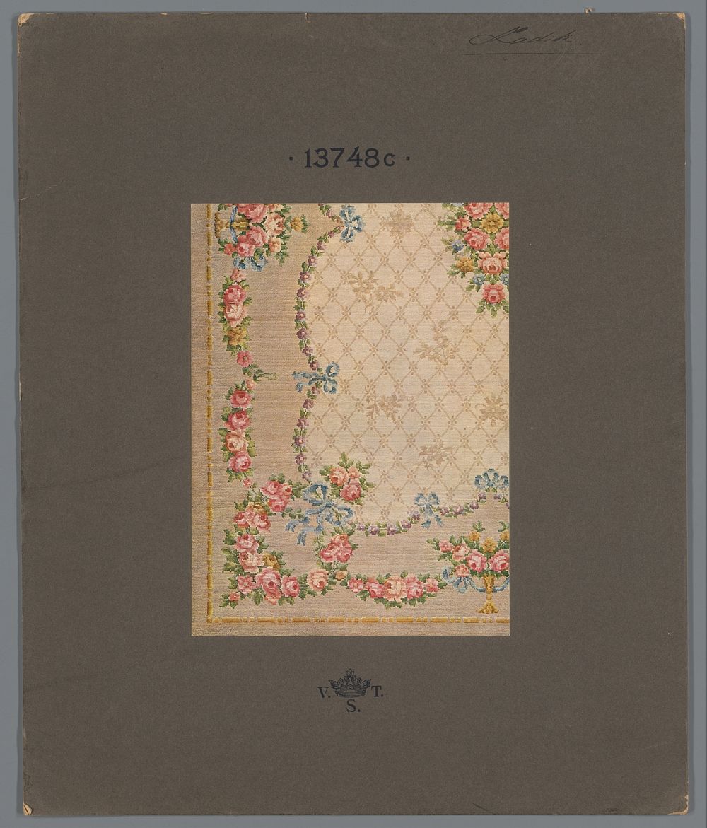 Deel van een tapijt met rozenpatroon (in or after 1907 - 1929) by anonymous