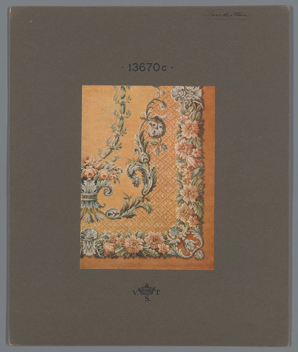 Deel van een tapijt met bloemen- en bladpatroon (in or after 1907 - 1929) by anonymous