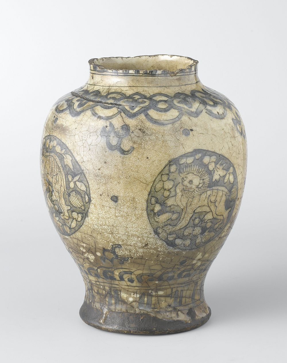 Baluster vase with four medallions with a lion (c. 1600 - c. 1699) by anonymous