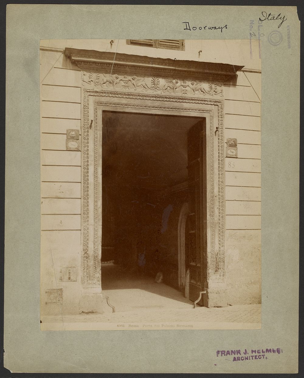 Roma, Porta del Palazzo Simonetti