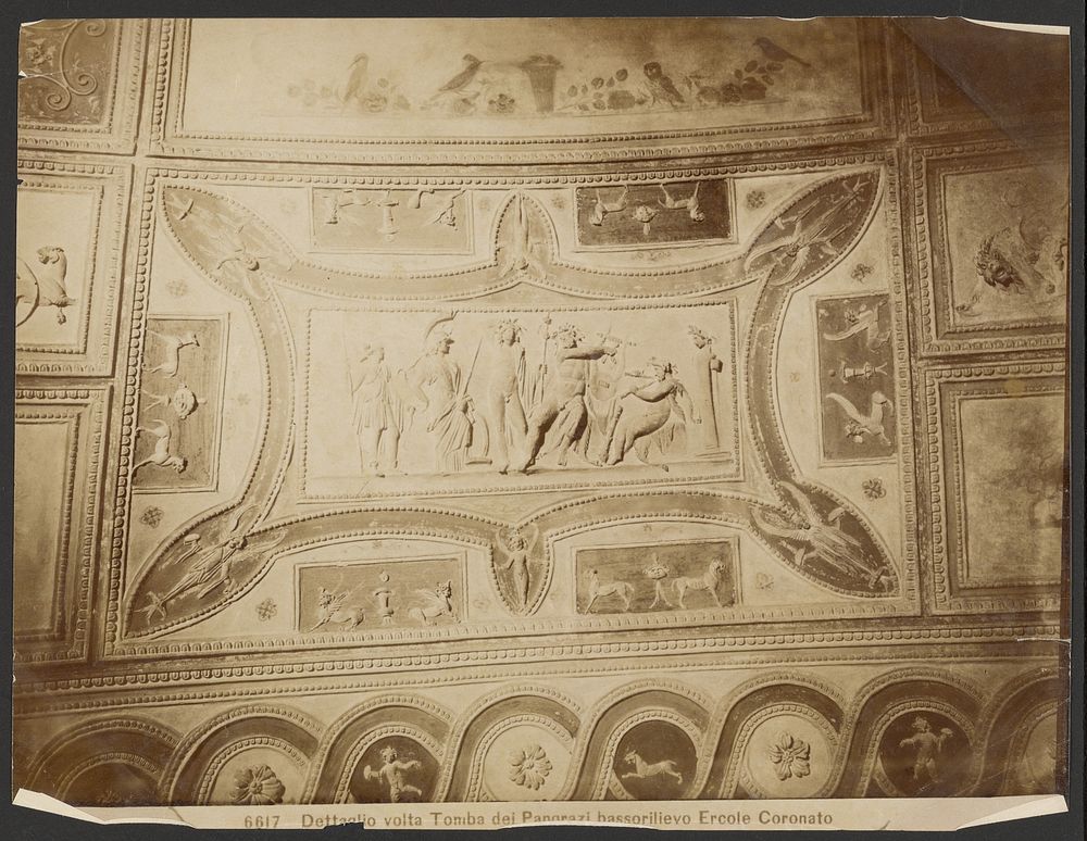 Dettaglio volta Tomba dei Pangrazi, bassorilievo Ercole Coronato