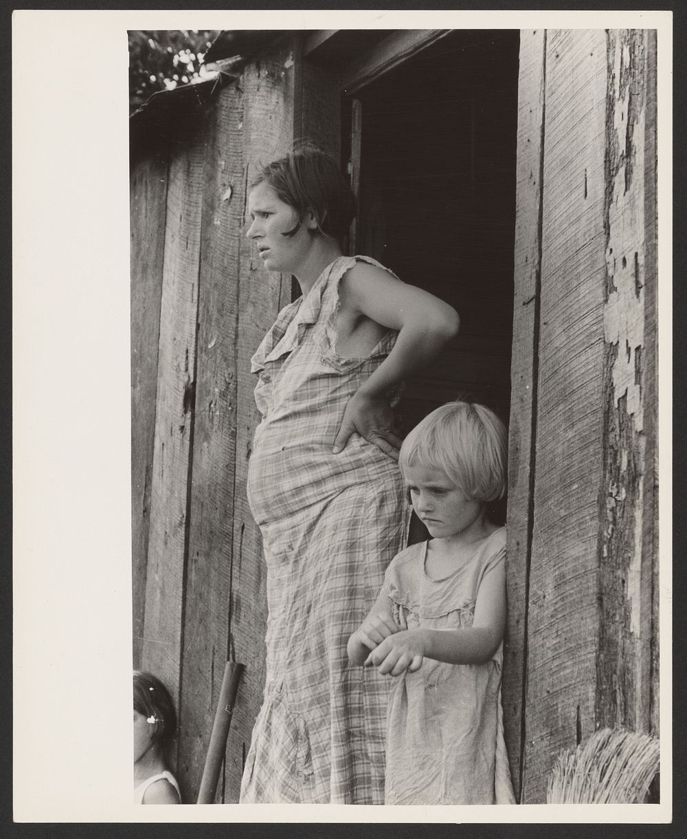 Wife and child of sharecropper, Washington County, Arkansas by Arthur Rothstein